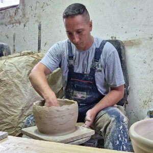 Darko zida posudu na kolu